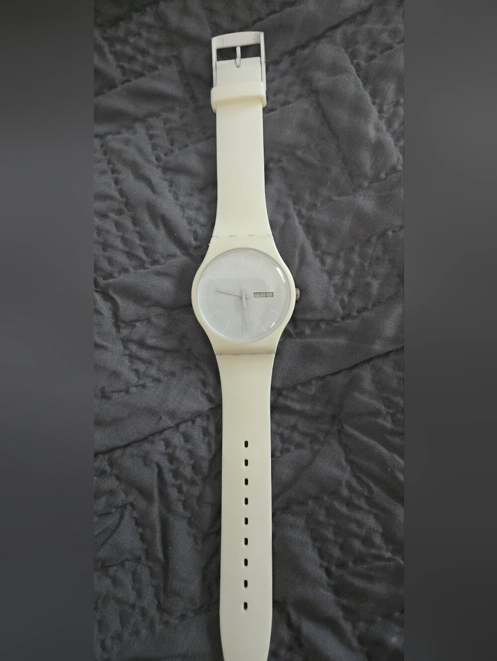 Swatch White Rebel SUOW701 41 mm Vintage Watch Ag 2010 Needs A Battery